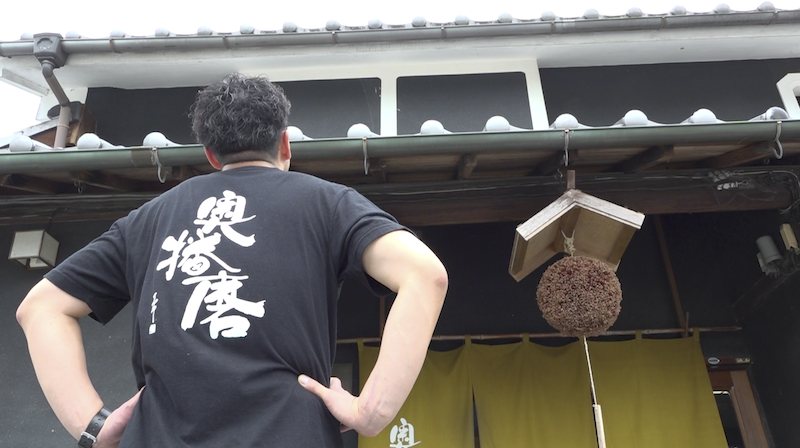奧播磨酒藏門口,杜氏背對鏡頭望向屋簷下的杉玉